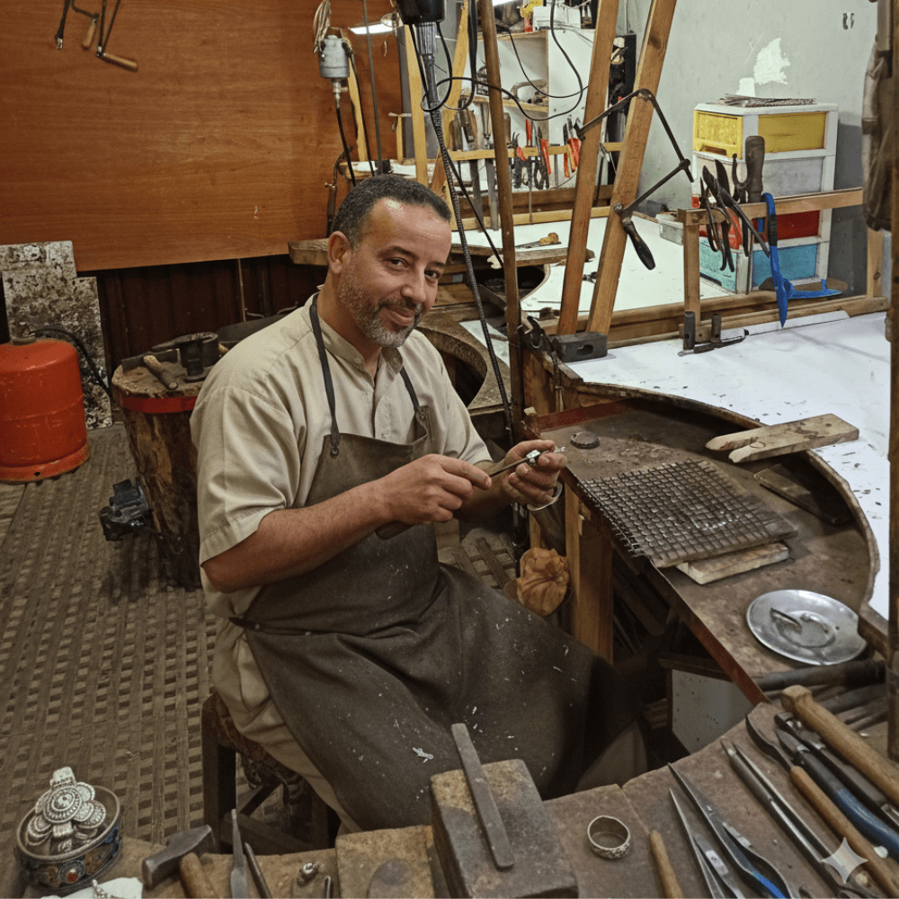 Artisan bijoutier berbère travaillant l’argent dans son atelier traditionnel à Tiznit.