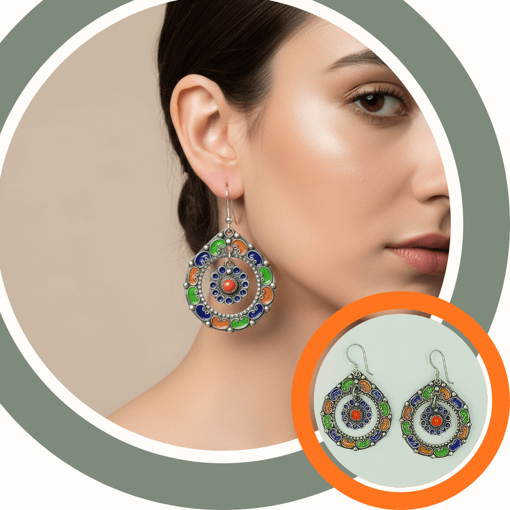 Boucles d’oreilles artisanales en argent 925, décorées d’émail coloré bleu, jaune et vert, et de pierre de corail rouge.