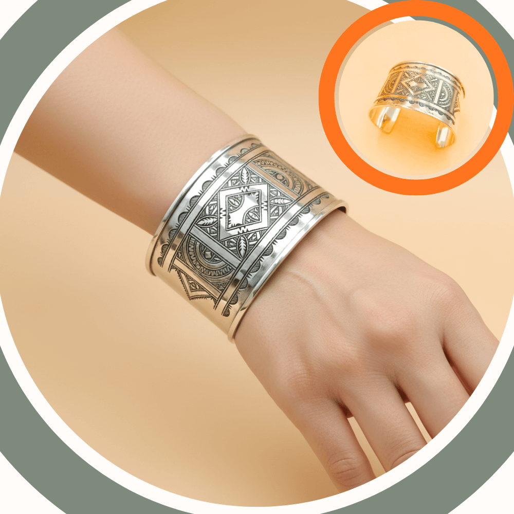 Bracelet large en argent 925 gravé de motifs berbères traditionnels, fabriqué à la main à Tiznit.