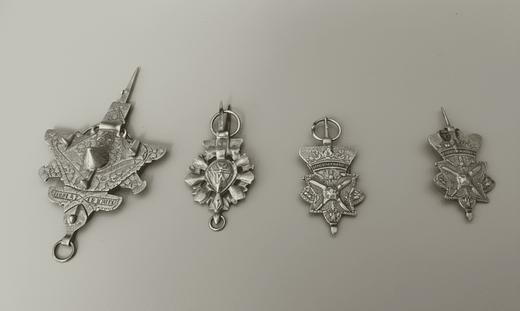 Motifs symboliques amazighs gravés sur une fibule en argent