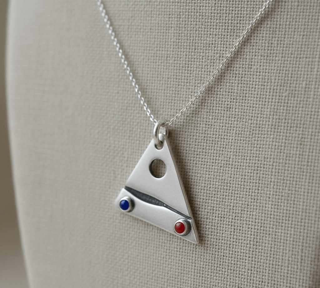 Bijou amazigh contemporain inspiré de la tradition berbère